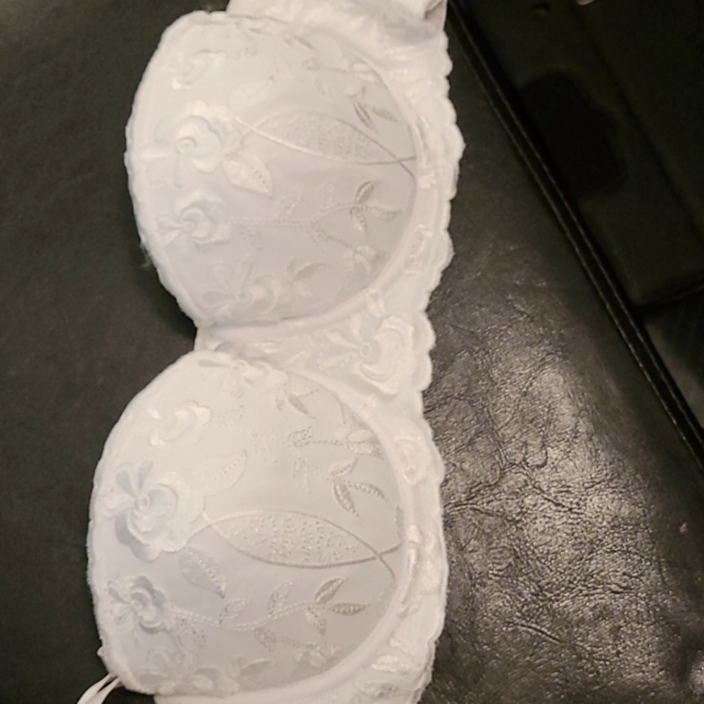 A white flowered strapless bra